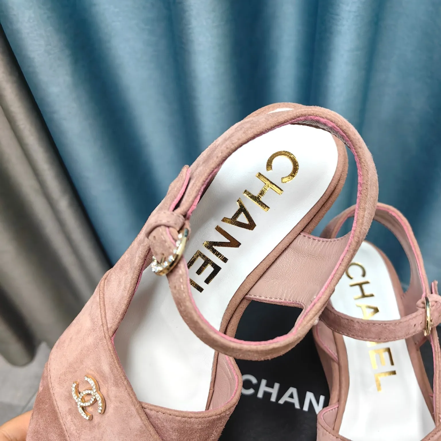 👟👟Ex-factory price 540👟👟 Top version Chanel/Chanel 24ss thick-soled lame-heeled sandals Material ☑️Fabric: patent leather/sheep ☑️Lining: sheepskin ☑️Outsole: original outsole ☑️Heel height: 7.5cm ☑️Number of yards: 35-40